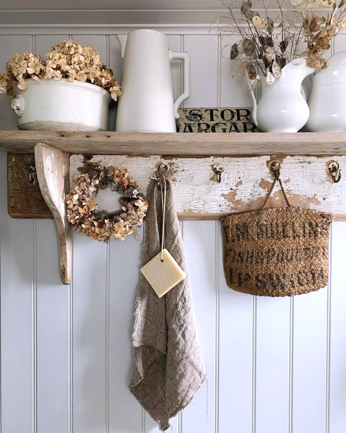 objets de deco faits du style shabby chic etgaere avec des fleurs sechees et des panniers