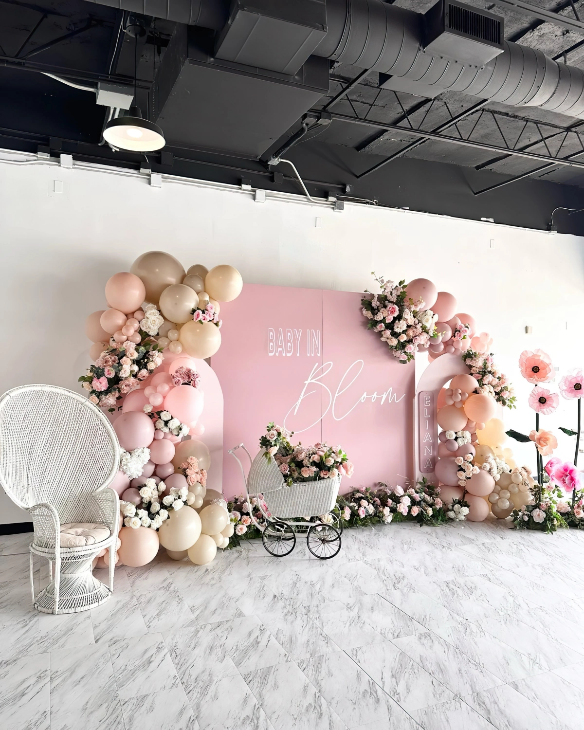 photo booth rose ballons or deco baby shower fille fauteuil paon blanc