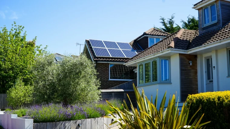 quartier maison toit panneaux solaires jardin amenagement devant maison
