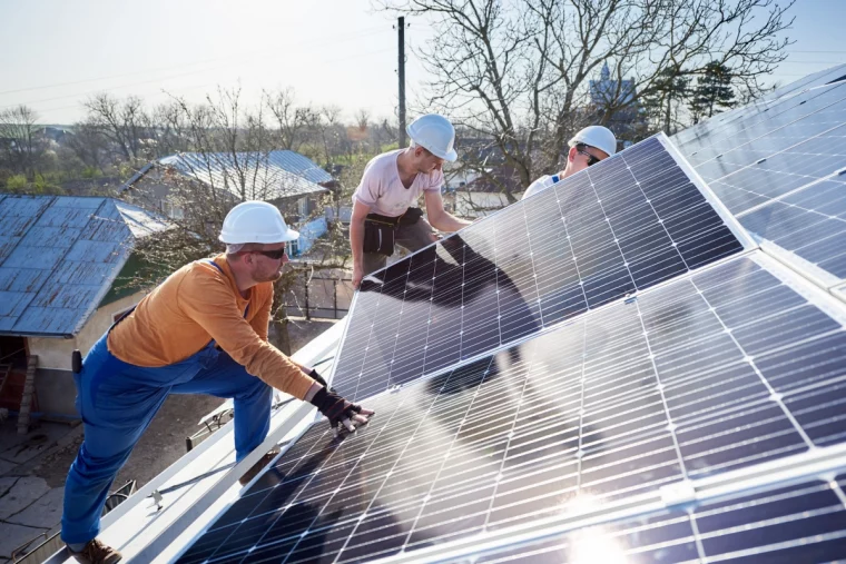 renovation maison travaux toit equipe hommes panneaux solaires