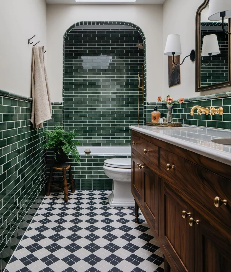 salle de bain tendance 2025 carreaux vert fonce meuble bois fonce