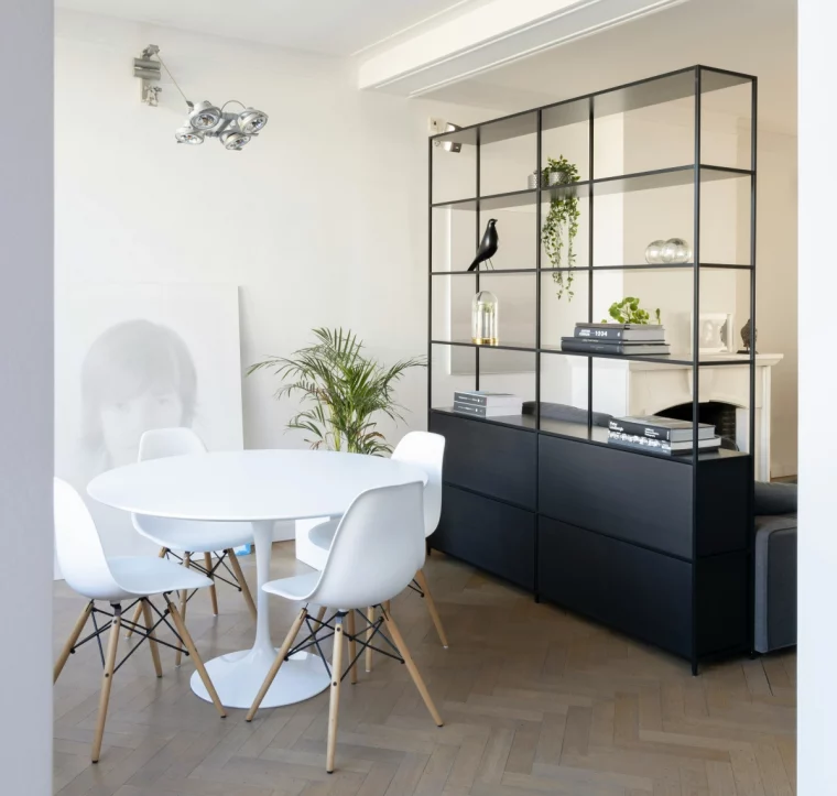 separation piece meuble rangement chaises table blanches