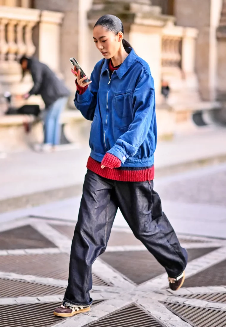 sneakers tendance combine avec jeans baggy