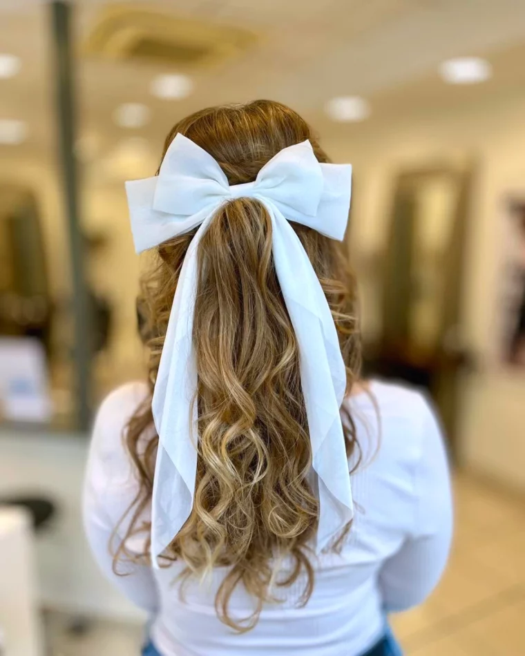 superbe idee de coiffure mariage romantique cheveux longs avec unn gros noeud
