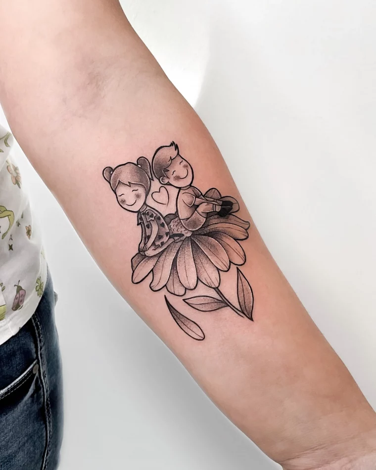 tatouage famille frer et coeur petales fleur feuille bras tattoo