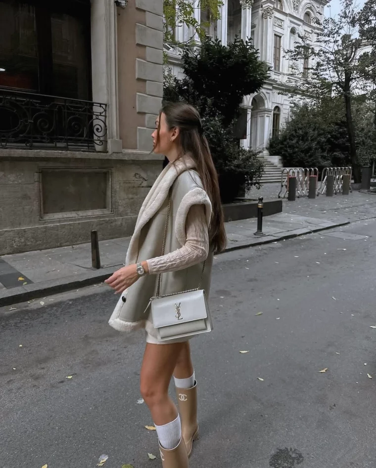 tenue tendance 2025 veste sans manches chaussettes blanches et bottes