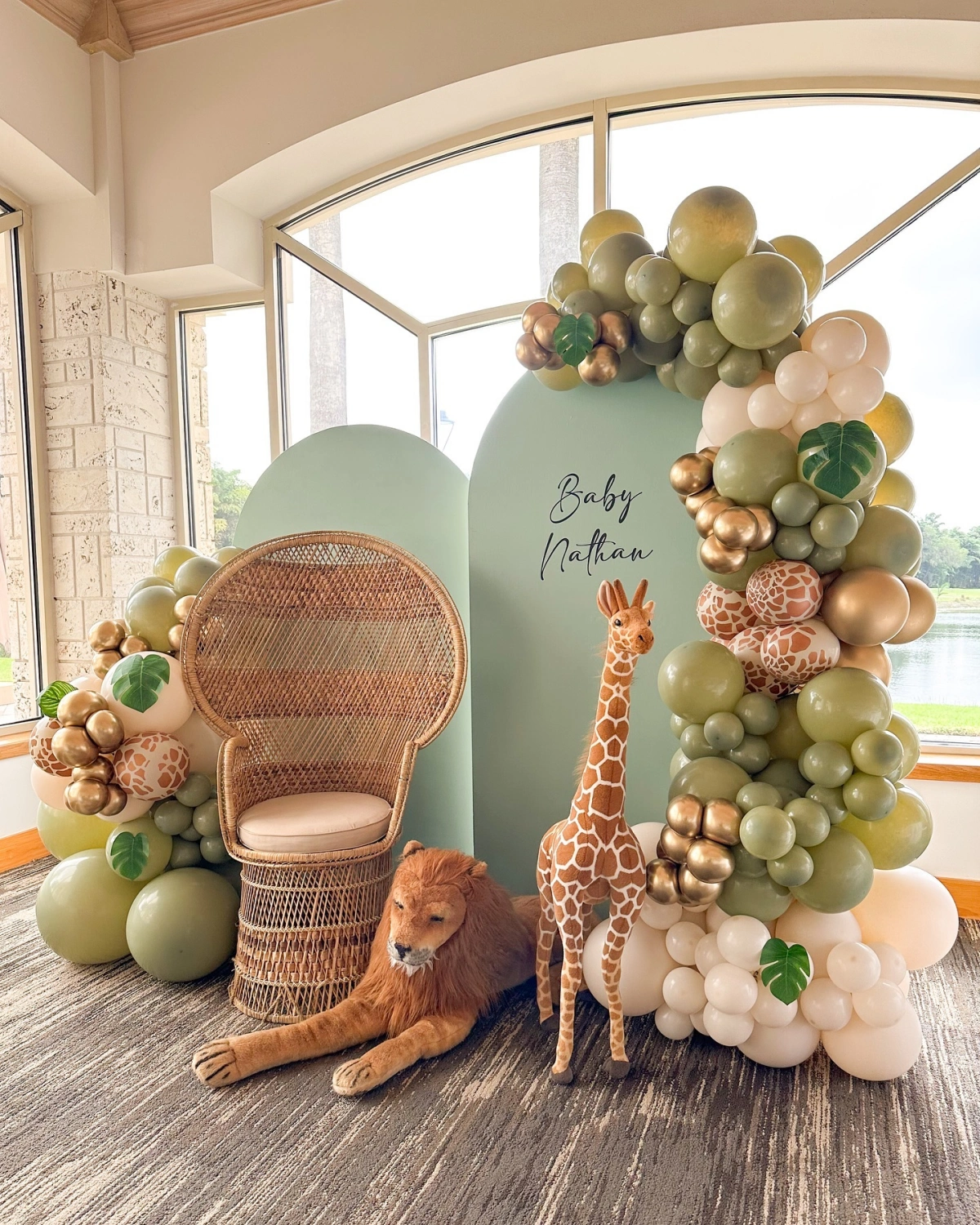 theme baby shower safari peluches animaux girafe leon fauteuil rotin