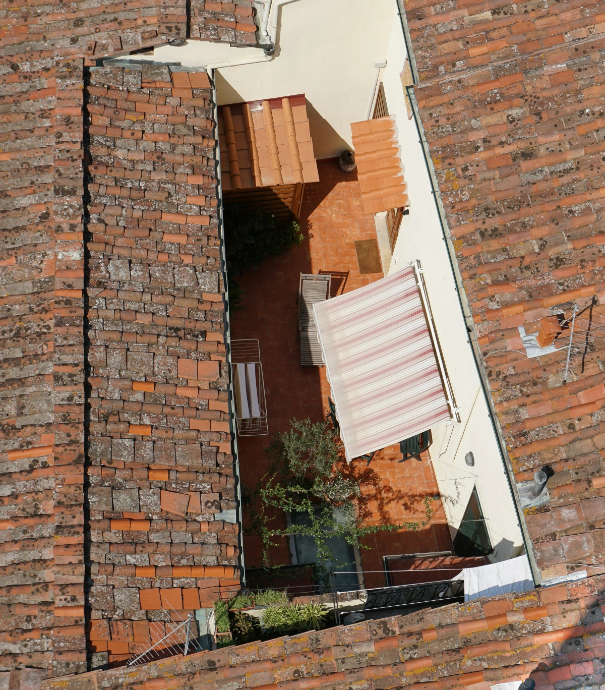 vue d en haut terrasse toit auvent toile rayures blanc rouge