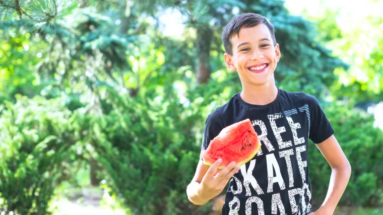 comment faire lorsque mon enfant est déshydraté enfant qui mange une pasteque