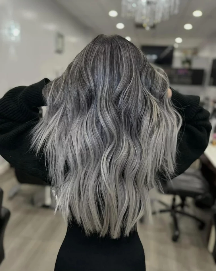 balayage gris cendre pointes eclaircies racines foncees