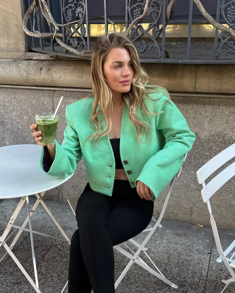 blazer vert menthe epaulettes boutons crop top noir pantalon