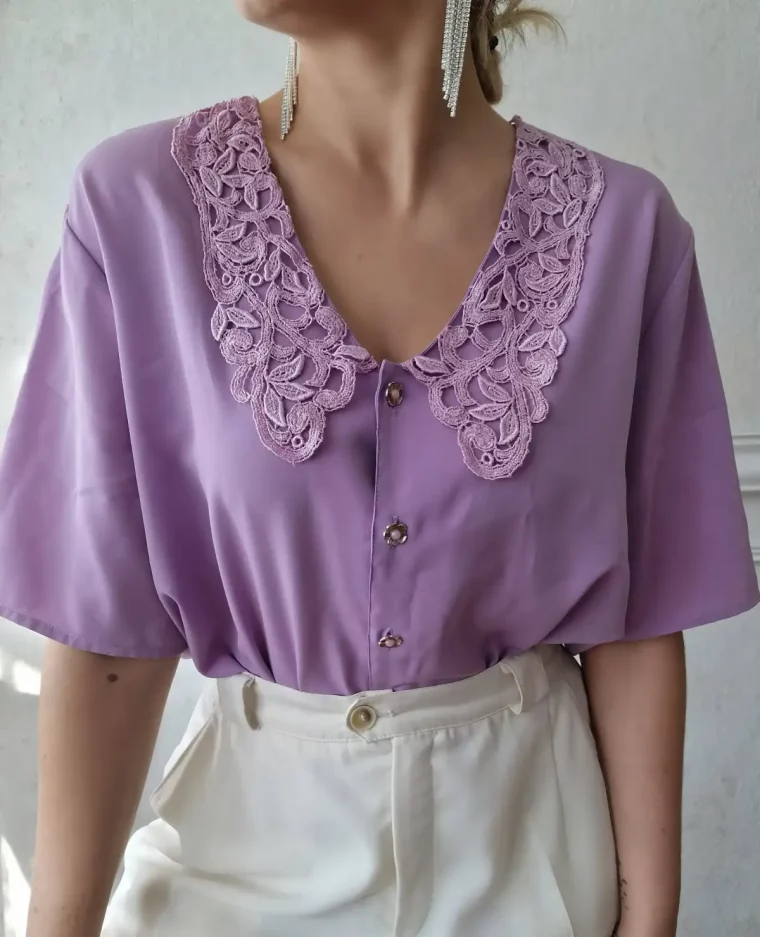 blouse dentelle broderie col violette motifs fleurs pantalon blanc