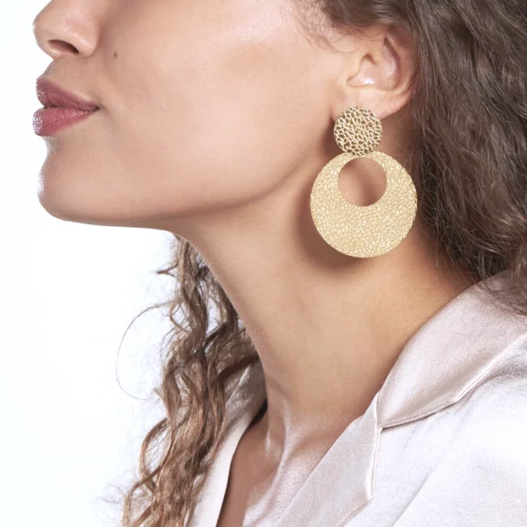 boucles d oreilles xxl dorees tendances 2025