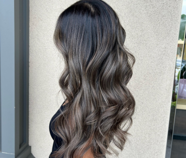 cendre balayage gris sur brune cheveux longs boucles