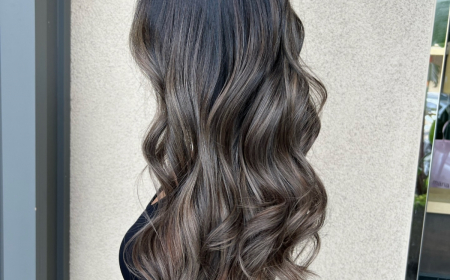 cendre balayage gris sur brune cheveux longs boucles