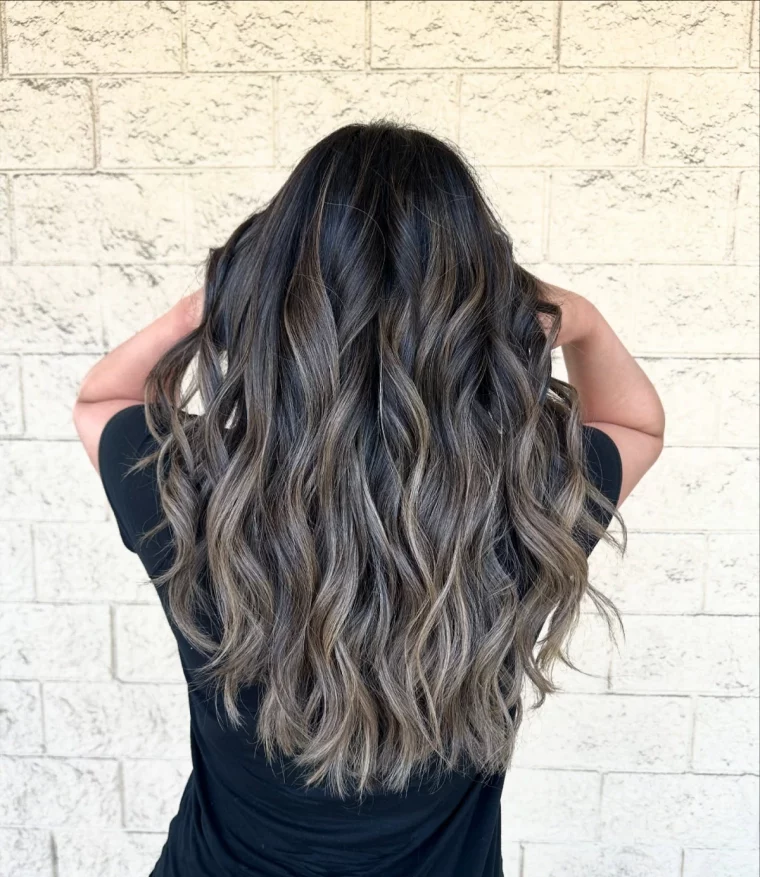 cheveux longs meches blond cendre gris racines noires