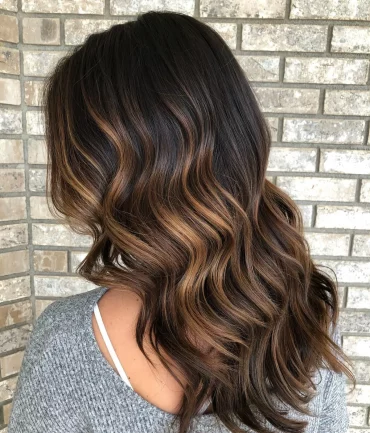 cheveux longs noirs balayage chatain cuivre boucles coiffure