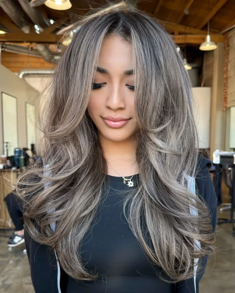 cheveux longs ondulations coiffure meche rideau raie milieu