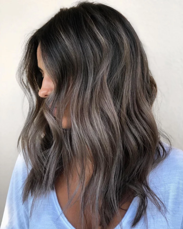 cheveux mi longs coiffure ondulations wavy meches gris cendre