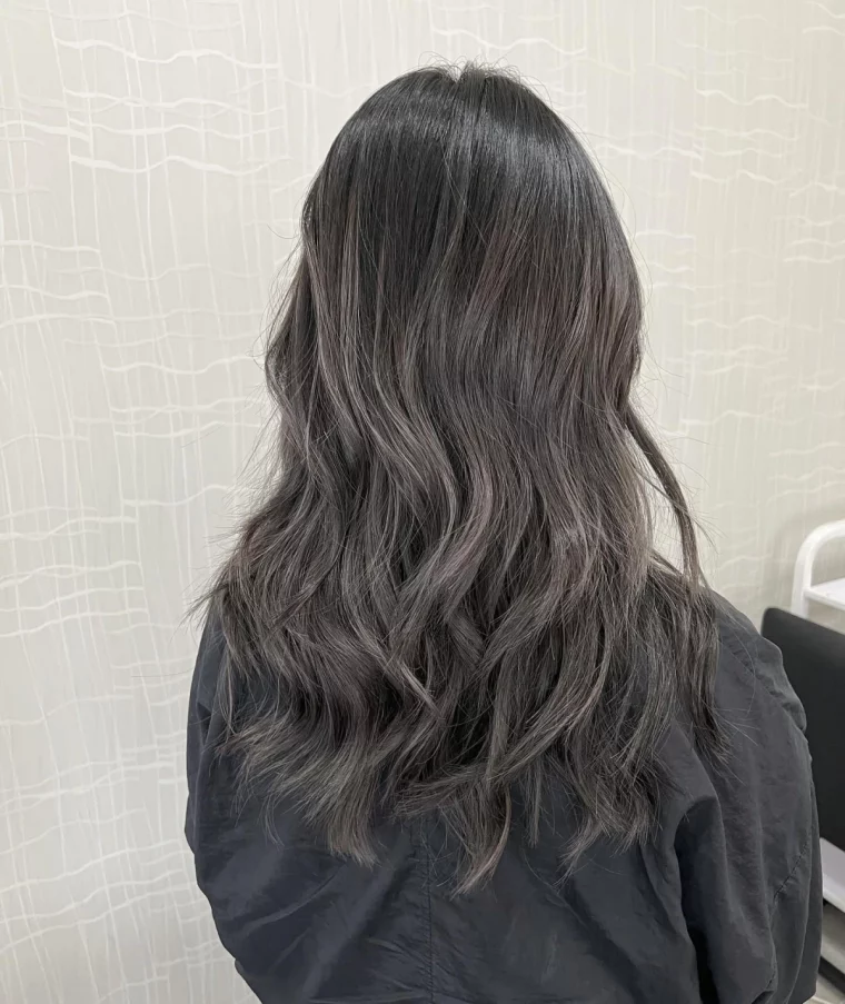 cheveux noirs longs coiffure boucles meches subtiles gris cendre