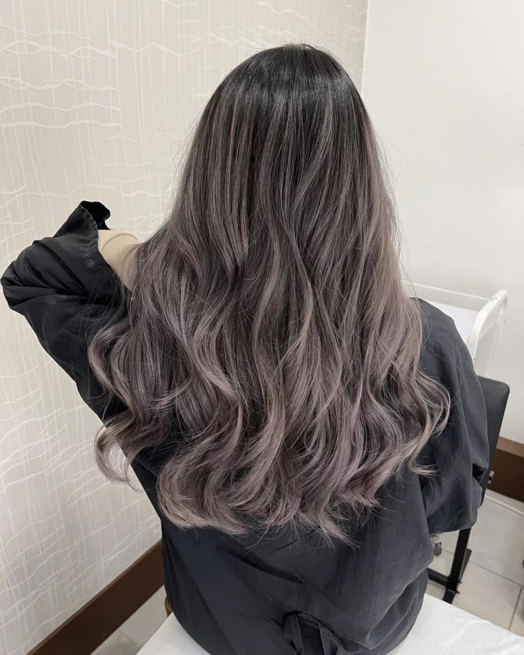 coiffure cheveux longs boucles meches cendre gris reflets