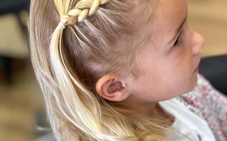 coiffure mignone petite fille blonde tresses sur le cote