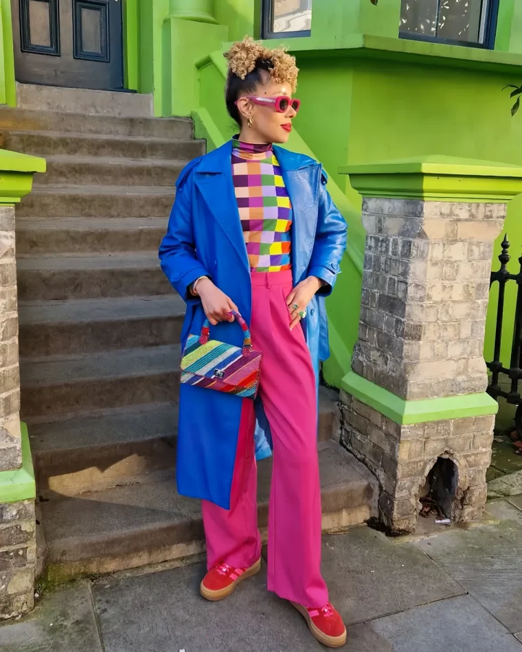 color block tenue femme pantalon rose fuschia manteau bleu