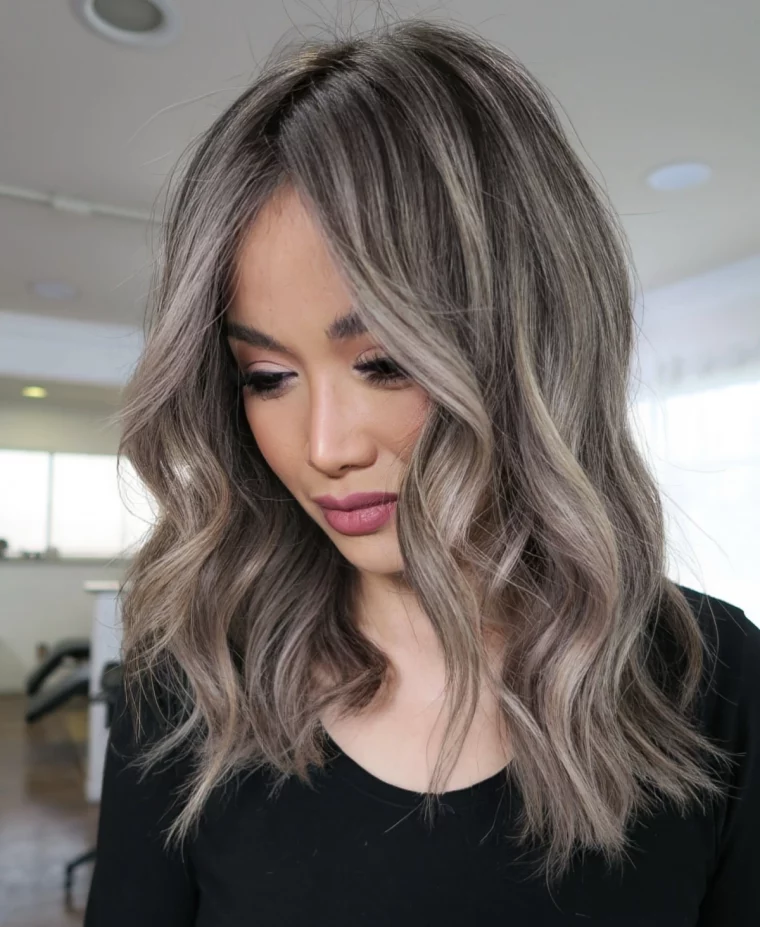 coloration tendance gris cendre balayage meches reflets rose gold
