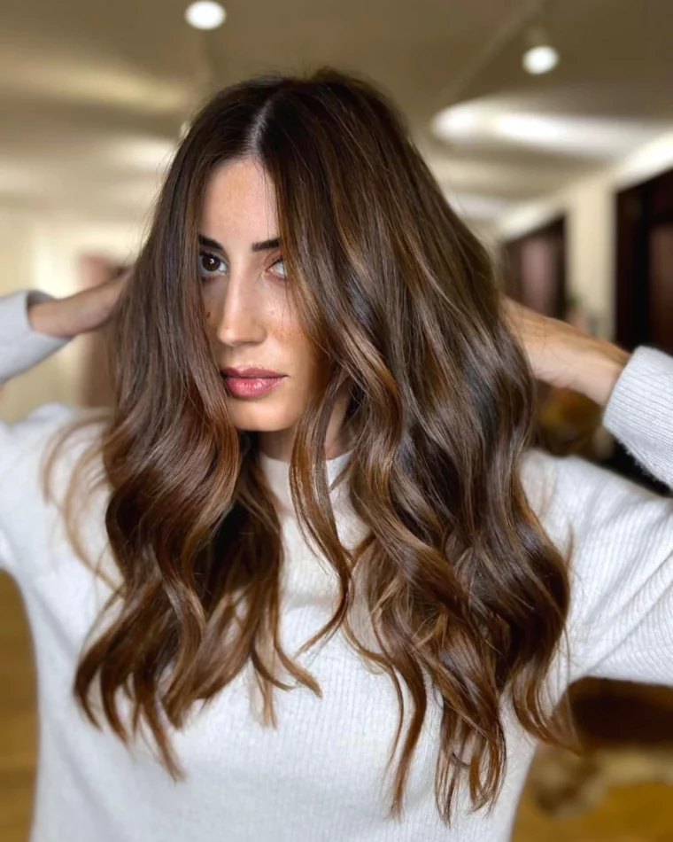 comment adopter le balayage chocolat sur cheveux noirs