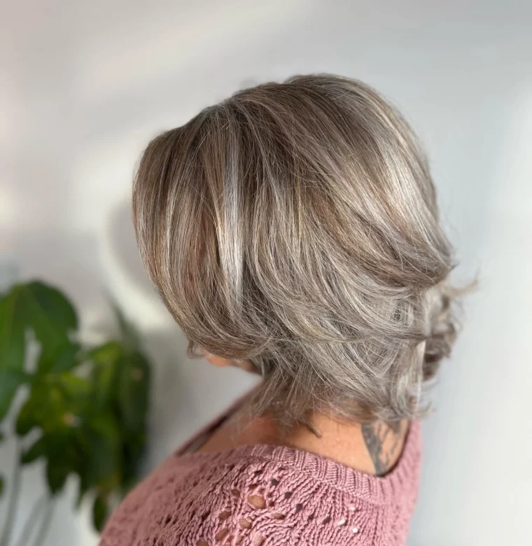 coupe cheveux courts degrade meches blond gris cendre