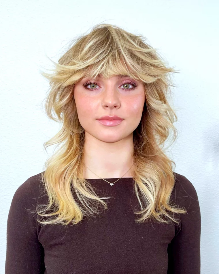 coupe de cheveux shaggy a l effet rajeunissant femme blonde