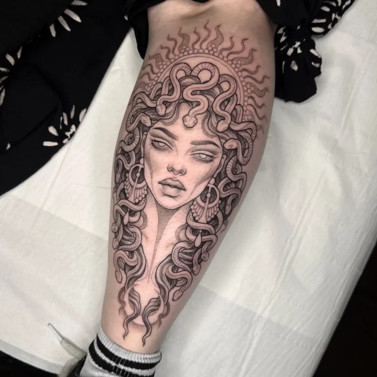 dessin femme tatouage medusa cheveux serpents boucles d oreilles