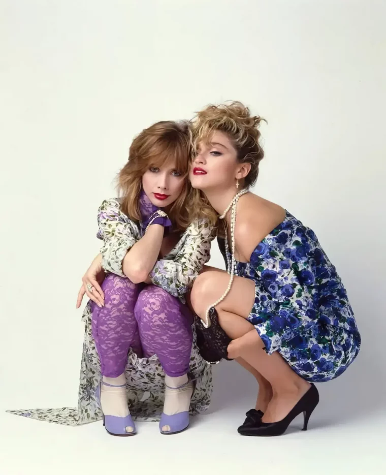madonna anees 80 robe courte fleuries motifs bleues et blancs
