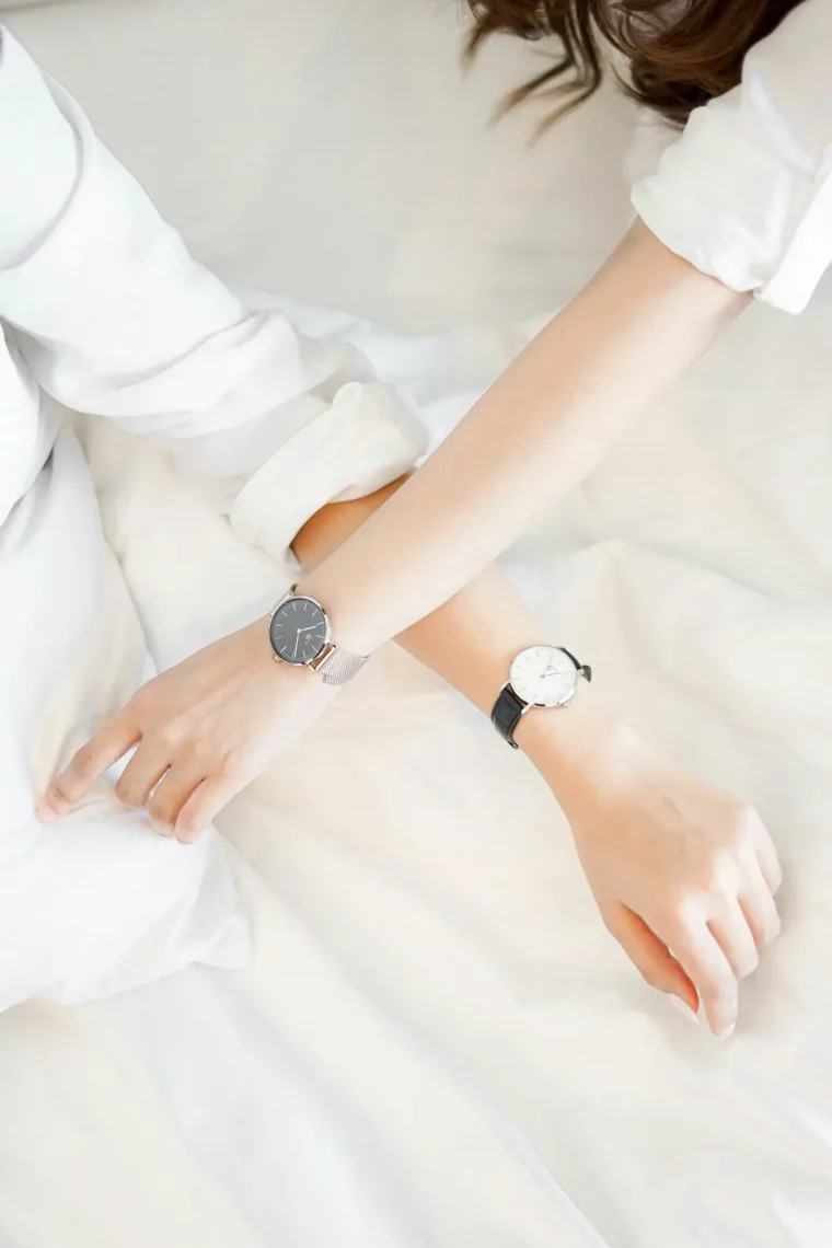 montre accessoires bijoux homme femme mains vetements blancs