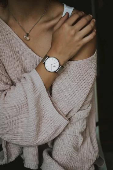 montre argent femme main collier blouse rose pastel debardeur blanc