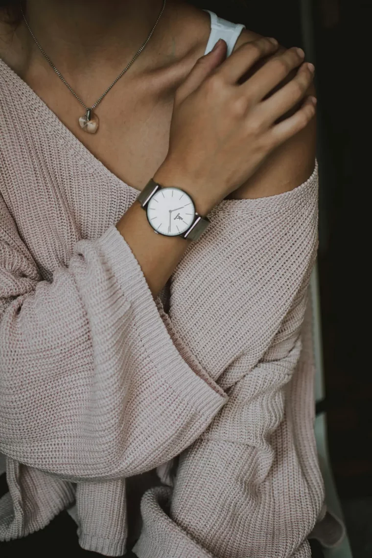 montre argent femme main collier blouse rose pastel debardeur blanc