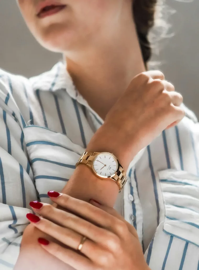 montre blanc et or fine bijoux femme accessoire manucure vernis rouge