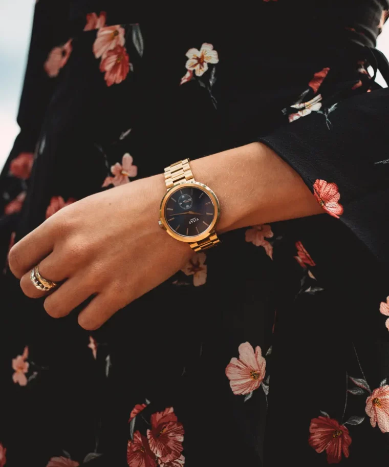 montre or et noir bijoux femme robe fleurie noire accessoires mode