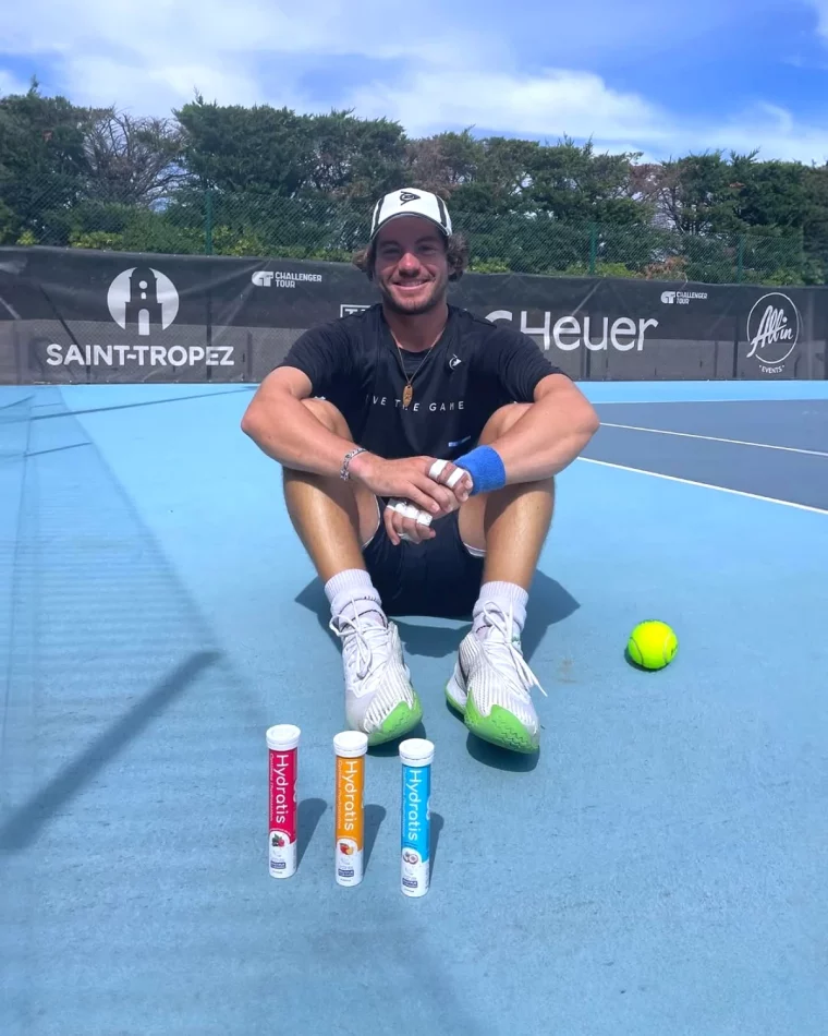 pastilles contre les desydratation homme sur un terrain de tennis