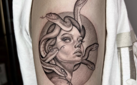 portrait femme artistique tatouage visage serpents cheveux