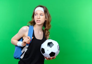 premiers signes d une deshydratation chez les enfants fille balon de foot sur un fond vert