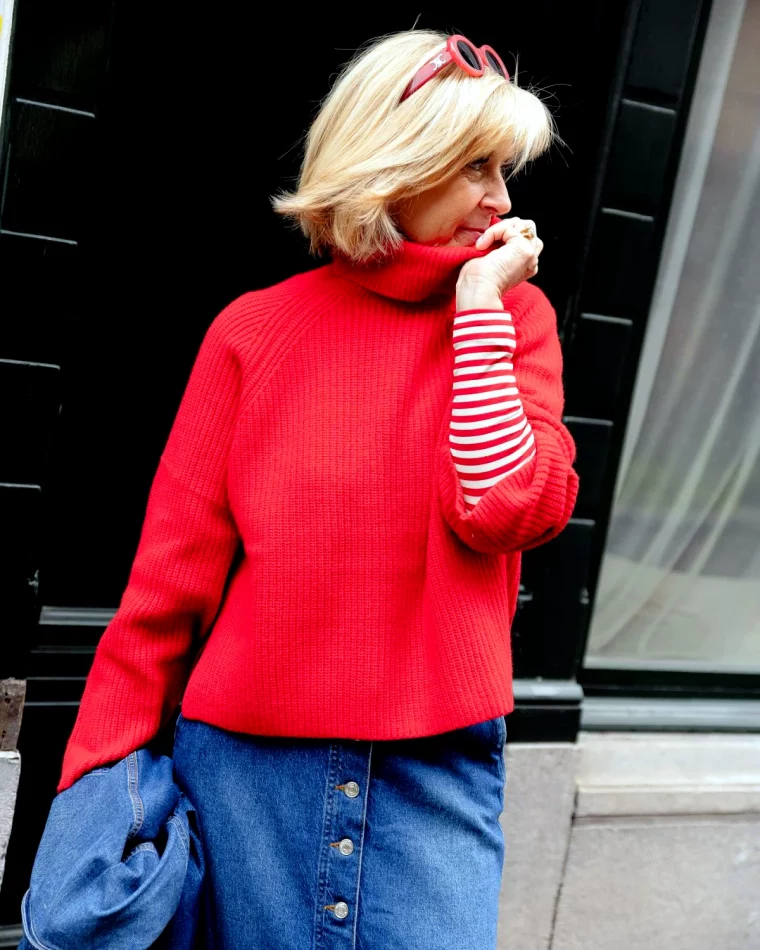 quelle coupe de cheveux apres 50 ans femme pull rouge
