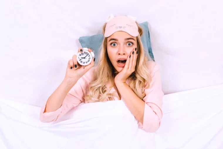 se reveiller toutes les nuits a la meme heure signification femme etonne avec un reveil