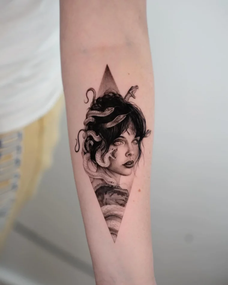 tatouage avant bras femme forme geometrique femme tete