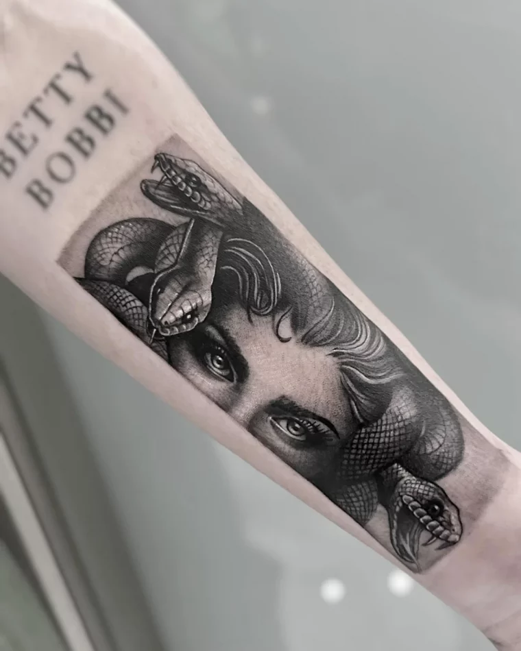 tatouage bras homme tete femme visage regard yeux serpents