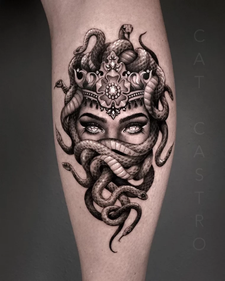 tatouage dessin femme visage yeux tete serpents cheveux