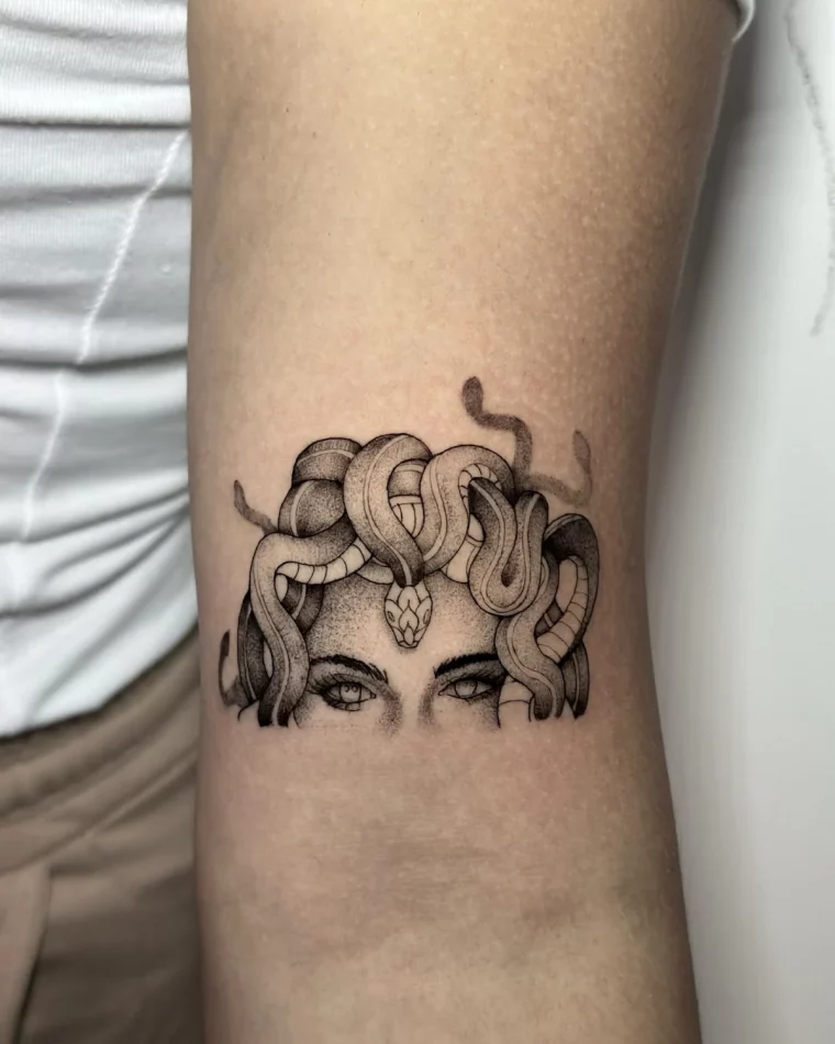 tatouage discret minimaliste dessin medusa realiste yeux regard