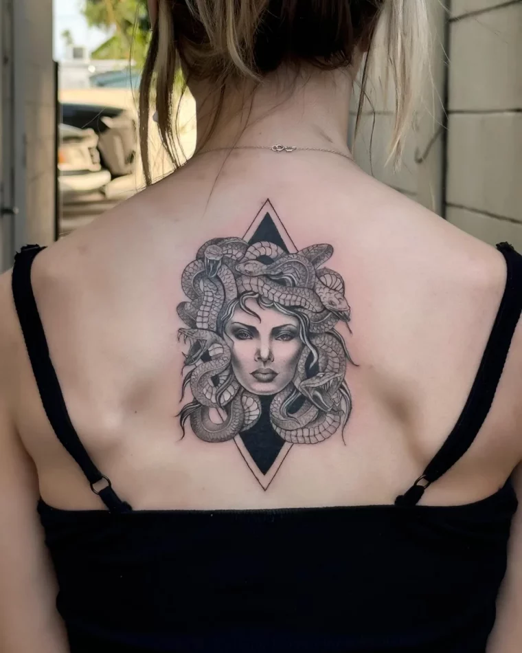 tatouage dos femme symbole geometrique femme visage serpents