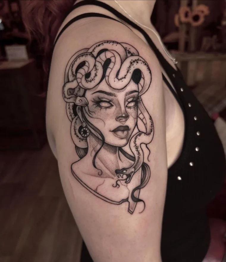 tatouage epaule femme visage effrayante medusa serpents