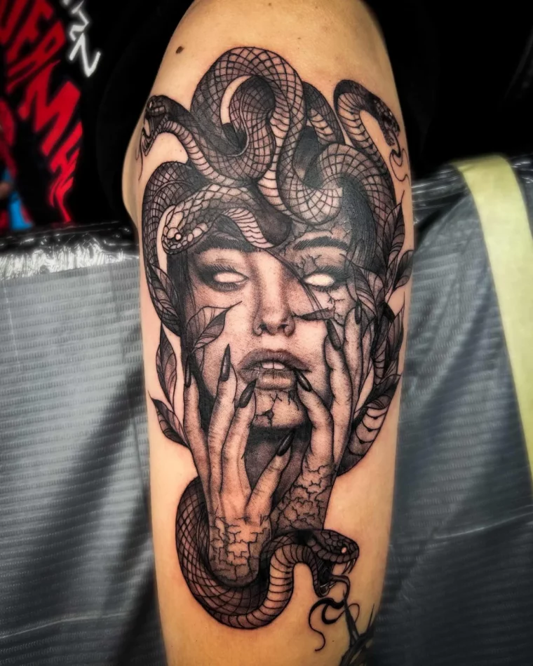 tatouage femme ongles noirs serpents cheveux regard effrayant